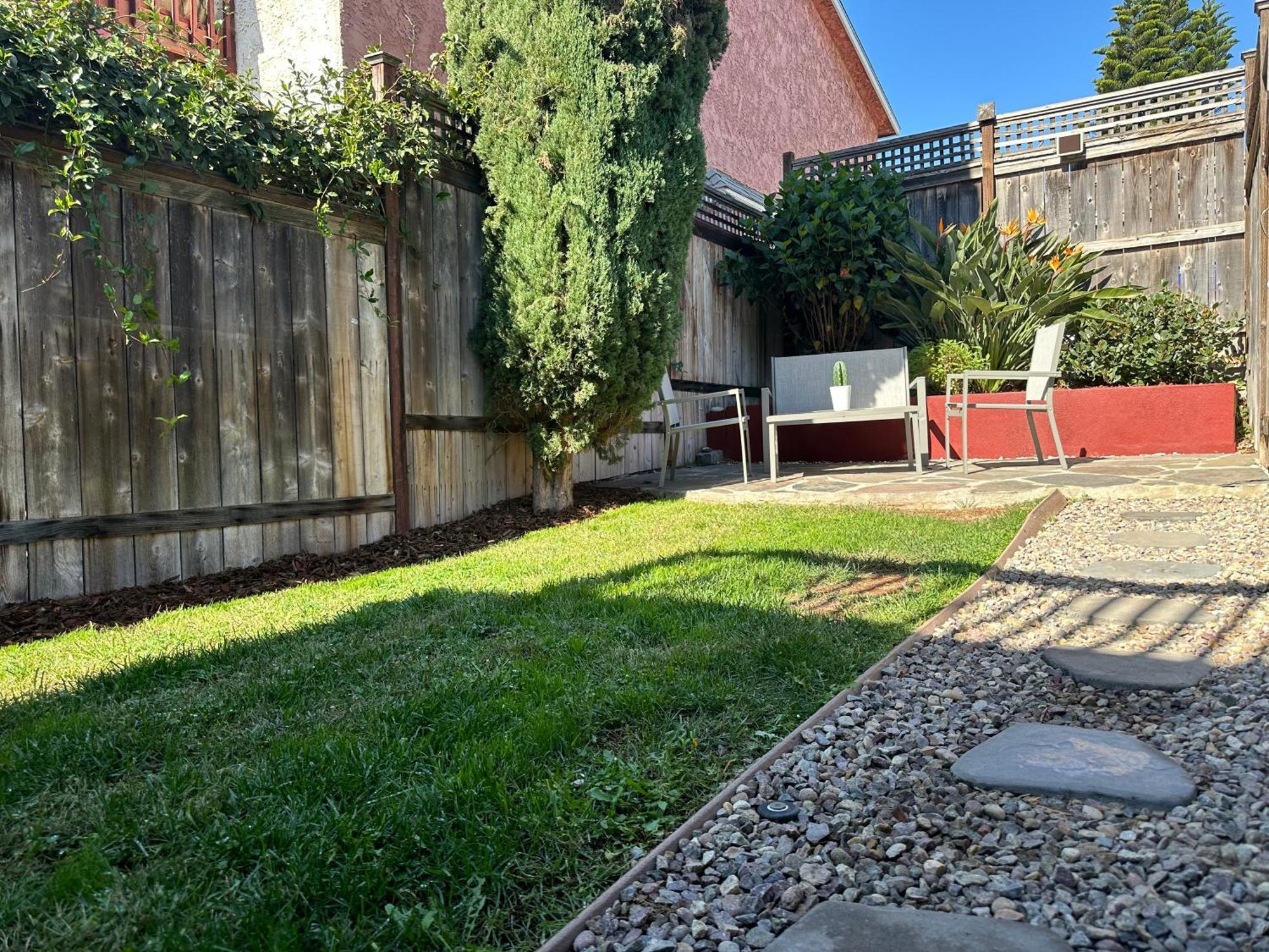 Casa de férias 3-bedroom, Prime Location, Private Backyard! *