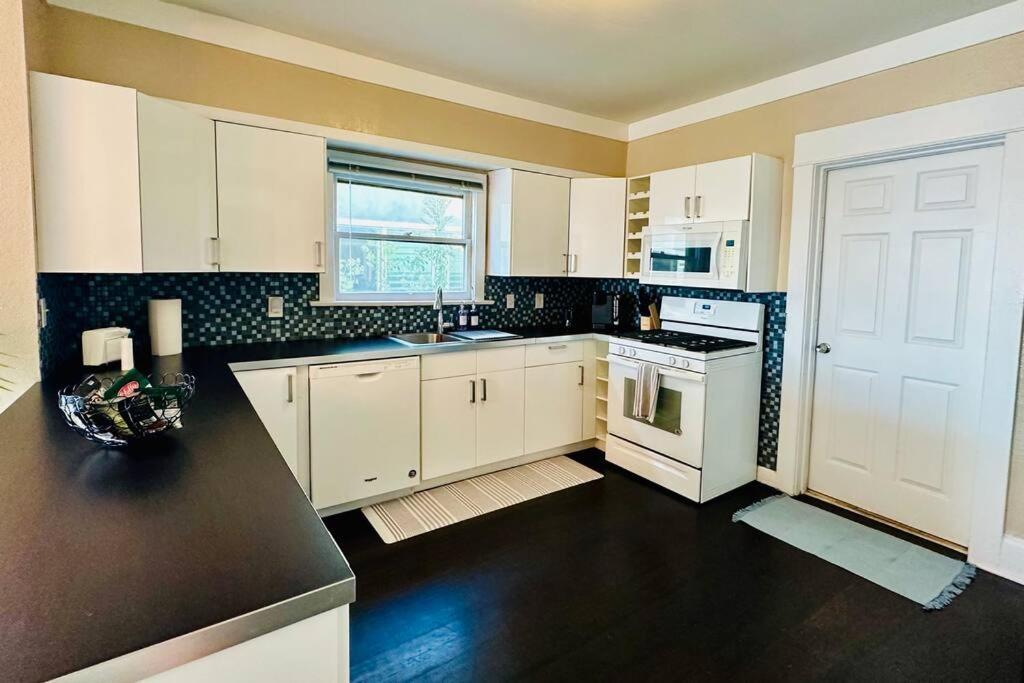 3-bedroom, Prime Location, Private Backyard! Casa de férias *