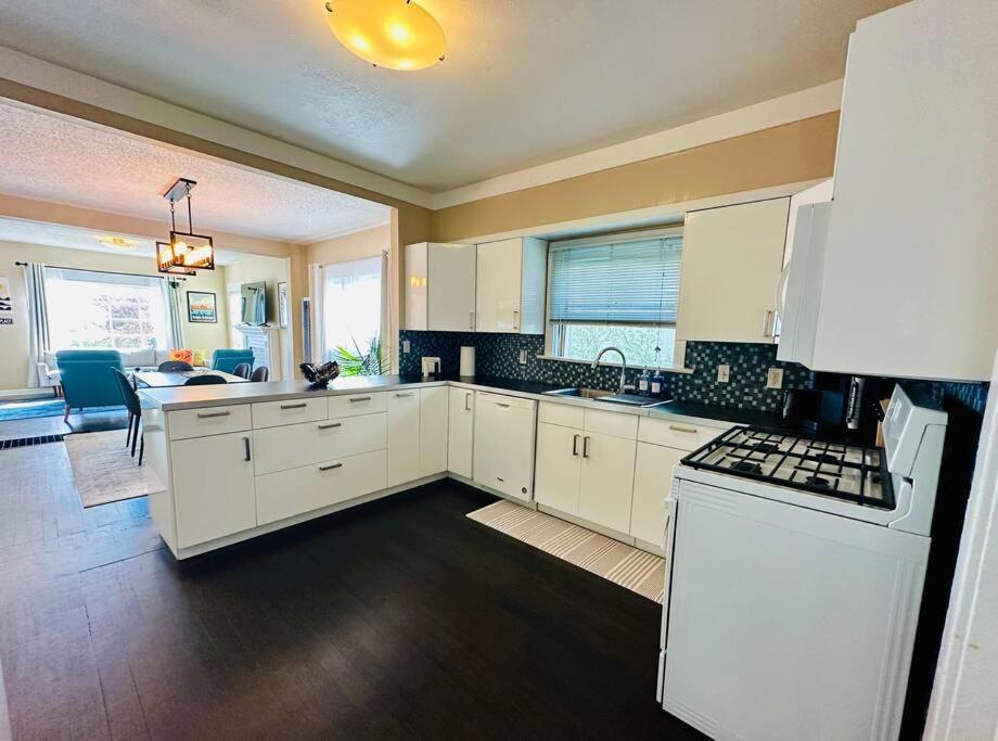 3-bedroom, Prime Location, Private Backyard! Casa de férias