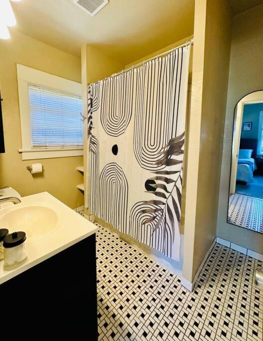Casa de férias 3-bedroom, Prime Location, Private Backyard! San Diego